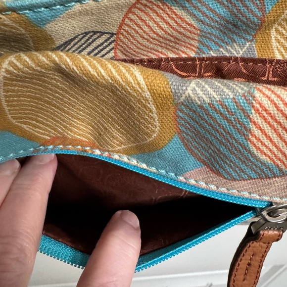 Fossil Key-Per Floral Cotton Canvas Crossbody Bag. 9.5” by 10” by 0.5” - Picture 10 of 12